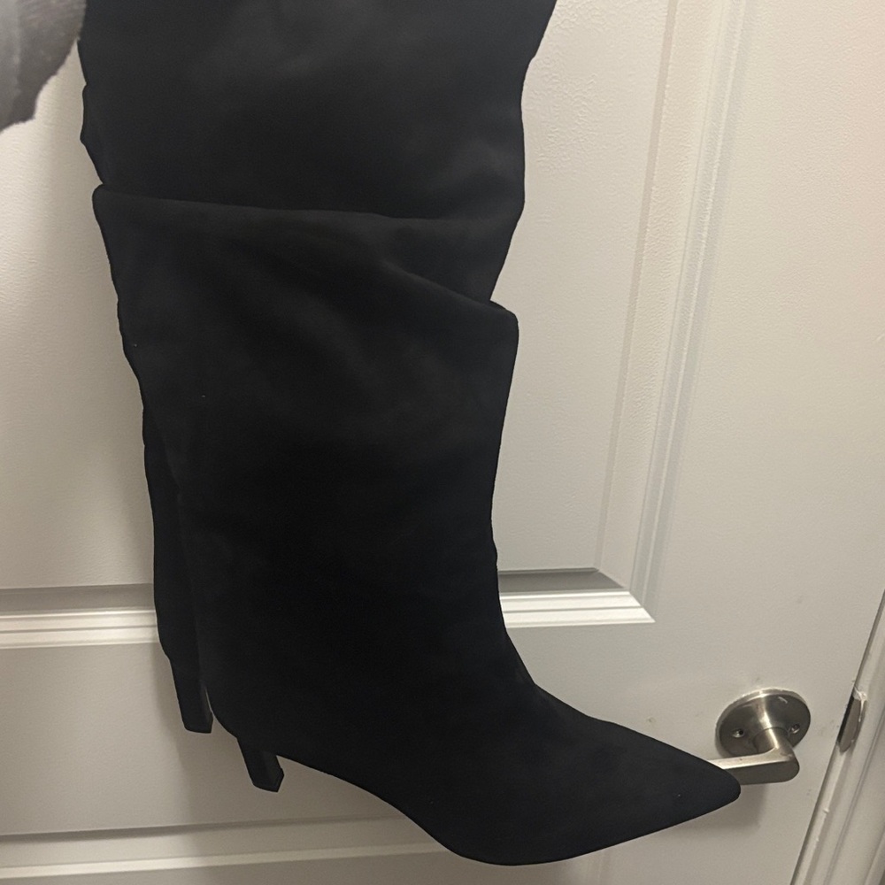 Women's Black Knee-High Pointed Toe Boot